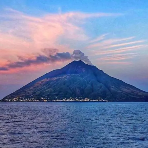 Stromboli Suite Apartment with Terrace Volcano & Sea view, hotel in Stromboli