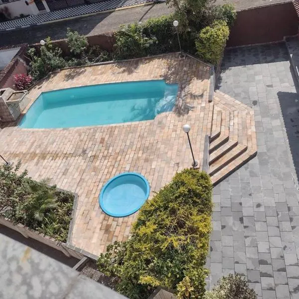 Cobertura duplex piscina churras e 2 vagas super arejado, hotel in Mongaguá