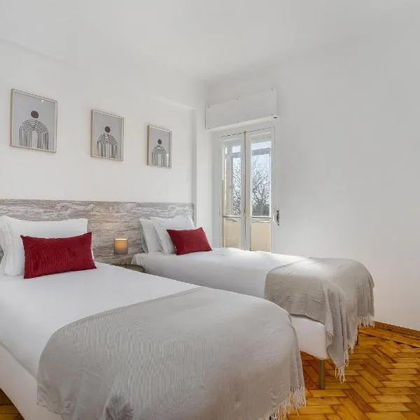 WHome Peaceful Algés Family Home away from City Noise, hotel di Alges