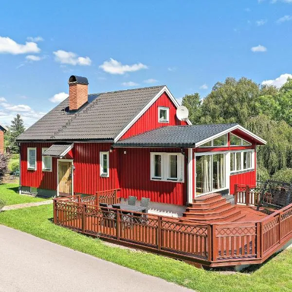 Hus Ana - familienfreundliches Ferienhaus Fengersfors mit Kamin - Kanu inklusive โรงแรมในFengersfors