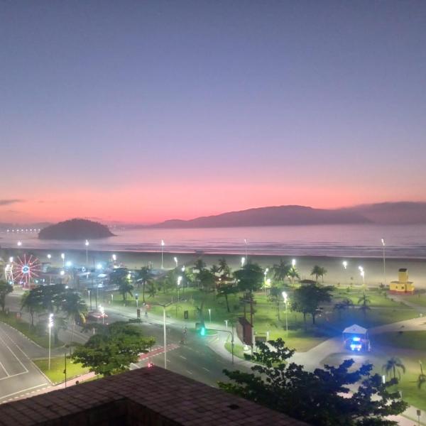 Apto praia e individual confortável,Equivalente a 2 quartos pela possibilidade de pessoas Biombo para até três separações Equivalente portanto a 4 camas para até 6 pessoas e mais 3 visitações Check in fora de horário e sob condições especiais com custas