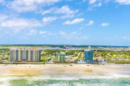 Oceanside Inn 603 - Affordable Studio with King Bed, Partial Ocean Views, Pool、デイトナビーチのホテル