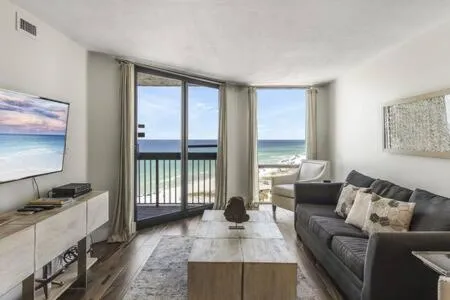The Scallop by Brightwild-Beachfront Condo, khách sạn ở Destin