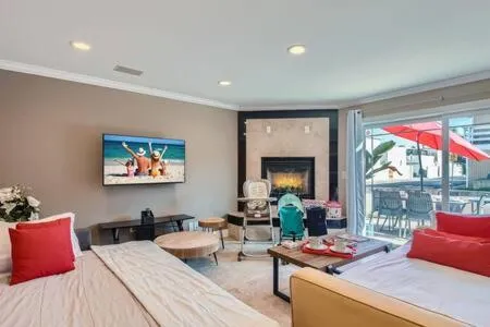 Awesome 3BR 2BTH 1 Block To Beach C2, hotel v destinaci Newport Beach