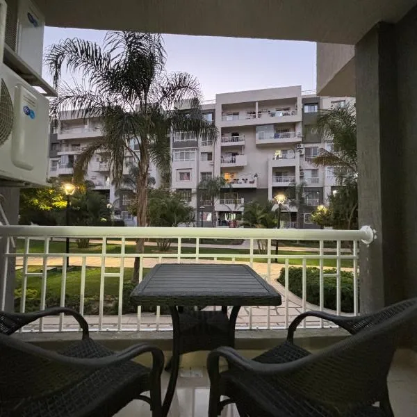 Luxury Inn:2BR Amazing Garden View in Madinaty B10, hotel in Badr