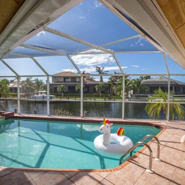 Waterfront Home With Heated Pool/Jacuzzi and only 1mile to beach, hotel v destinaci Marco Island
