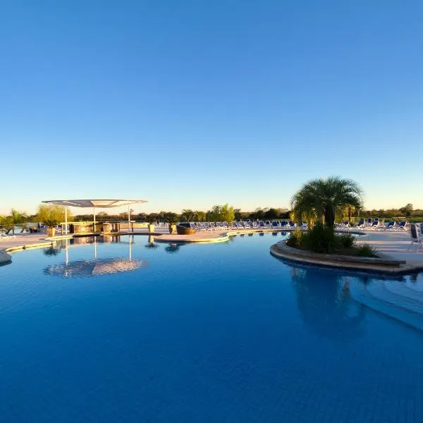 Resort Yacht Y Golf Club Paraguayo, отель в городе Вильета