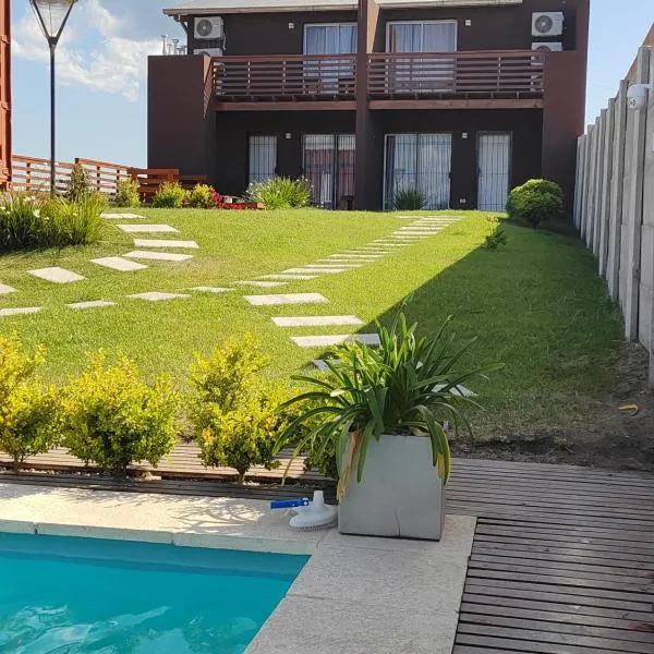 Duplex familiar con pileta en zona parque, ξενοδοχείο σε Necochea