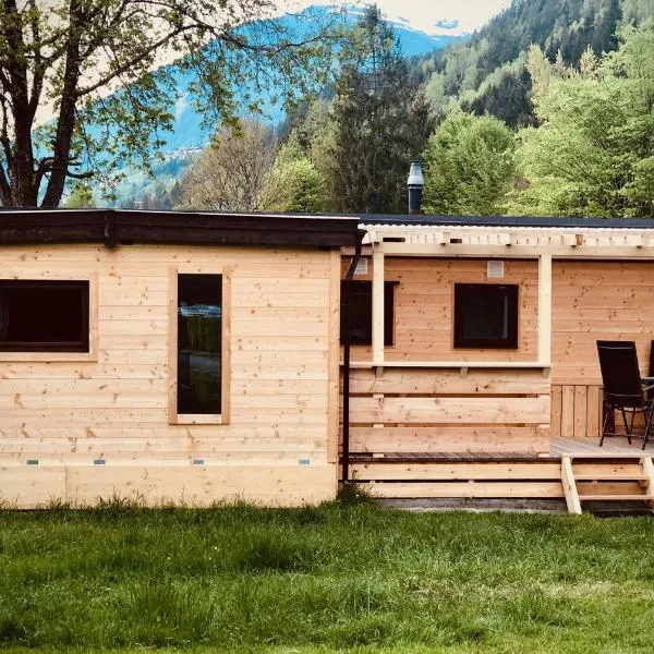 Mountainview Lodge - Chalet im Zillertal direkt am 5 Sterne Campingplatz Aufenfeld mit Hallenbad und Sauna, hotel v destinácii Aschau