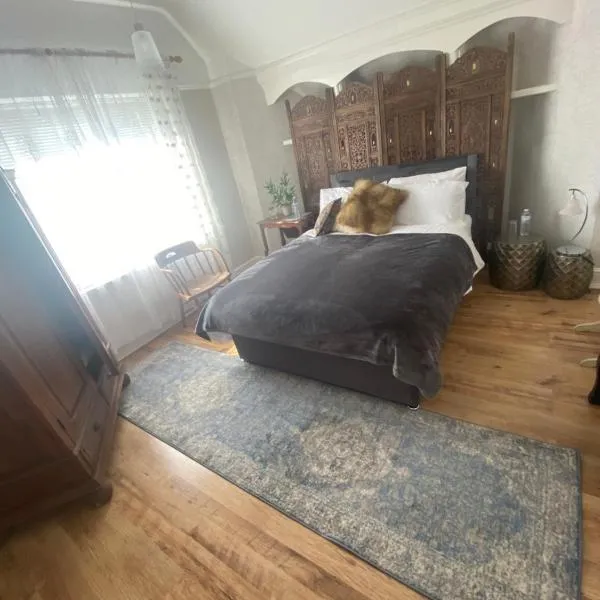 Bright large double with parking and lovely bath, hotel in Bexhill