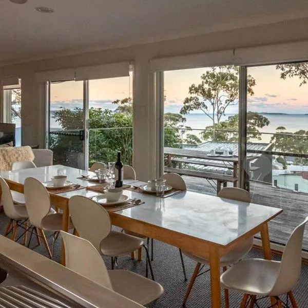 Expansive Bay Views, Light & Airy House, Wood Fire, hotel in Hyams Beach