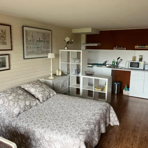Grand Studio Vue Mer et Jardin, hotel v destinácii Ver-sur-Mer