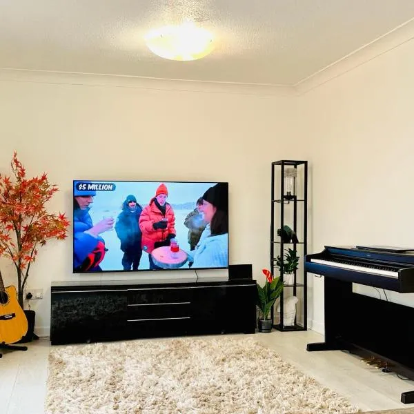 Spacious 5 Bedroom Family House Sleeps 13 Free Parking 5 min driving to Bicester Village, hotel in Bicester