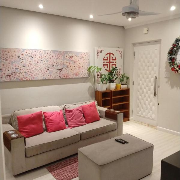 Apt Guarujá lado praia 2 Dorm FAN 2 WI-FI , Netflix, mobiliado, Ar, 1vaga, até 6 pessoas
