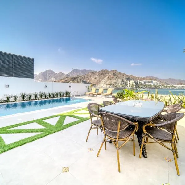 Special Offer with Chilled-Heated Pool & Ocean Views by Deluxe Holiday Homes, hotel v destinaci Fudžajra
