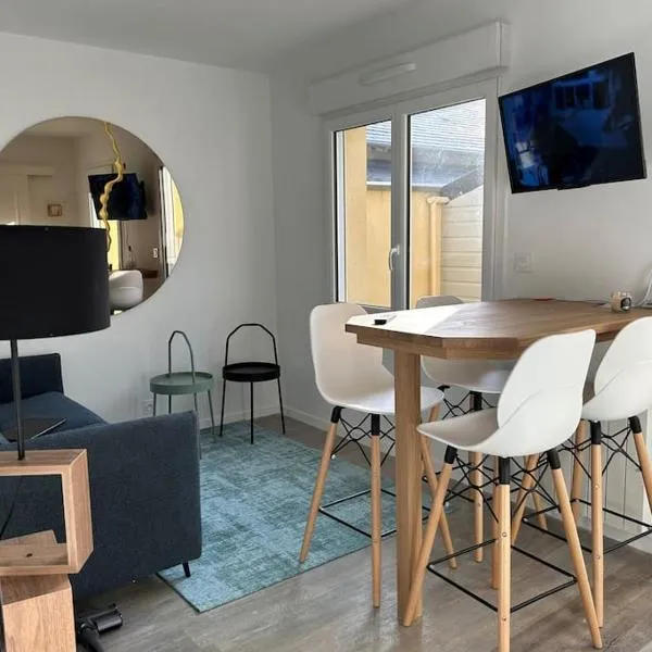 appartement 50 mètres de la mer, hotel in Jullouville-les-Pins