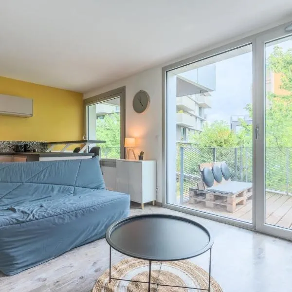 Apartment near metro with parking & balconies, hotel v destinaci Lille