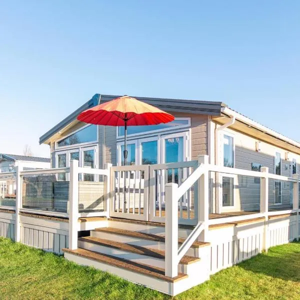 Lakeside Gem with Hot Tub, hotel v destinaci York