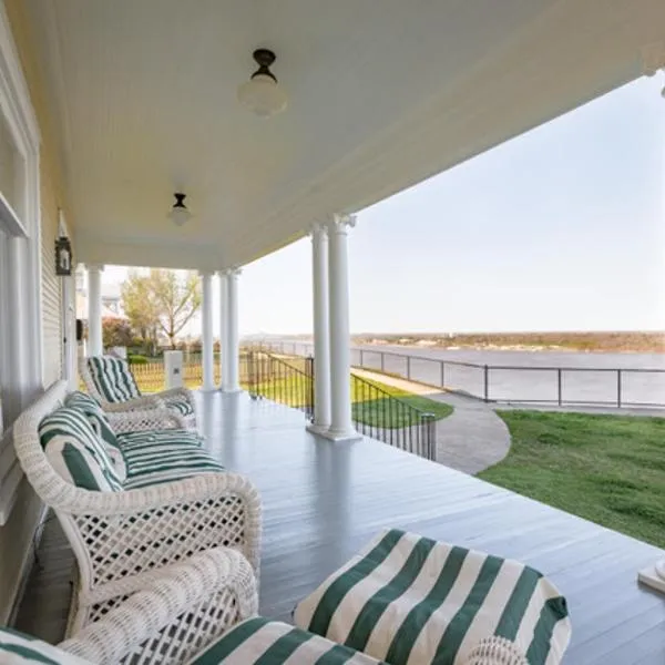 Clifton House - King Suite in Historic Home, Mississippi River Views, hotel in Natchez