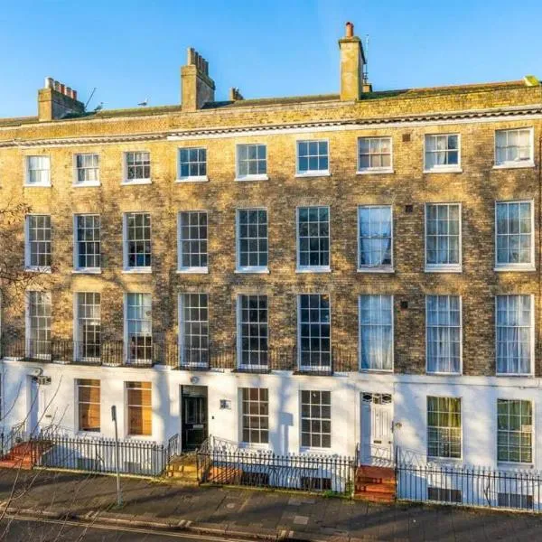 3 The Steyne - Stunning 5 Storey Georgian house with cinema room, hotel in Worthing