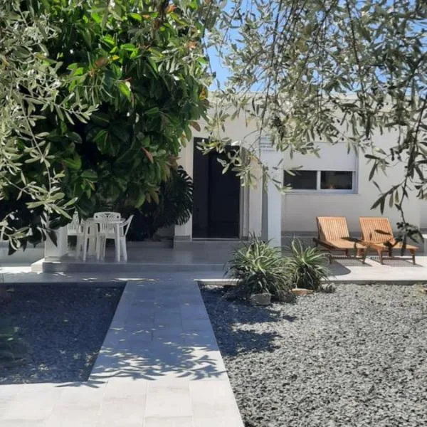 Janis Home, hotel di Chrani