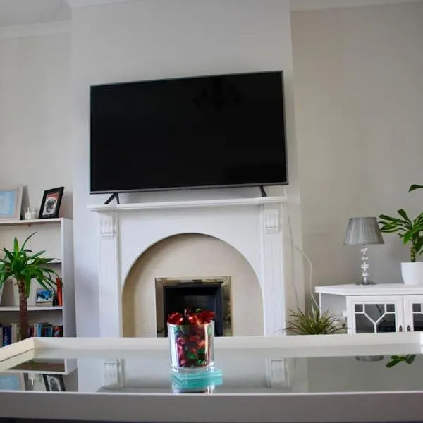 Amazing 2-Bed Home w/ Private Garden Free Parking, hotel in Cardonald