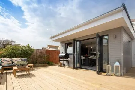 Seaside Bungalow for 6 Close to Village & Beach, ξενοδοχείο σε East Wittering