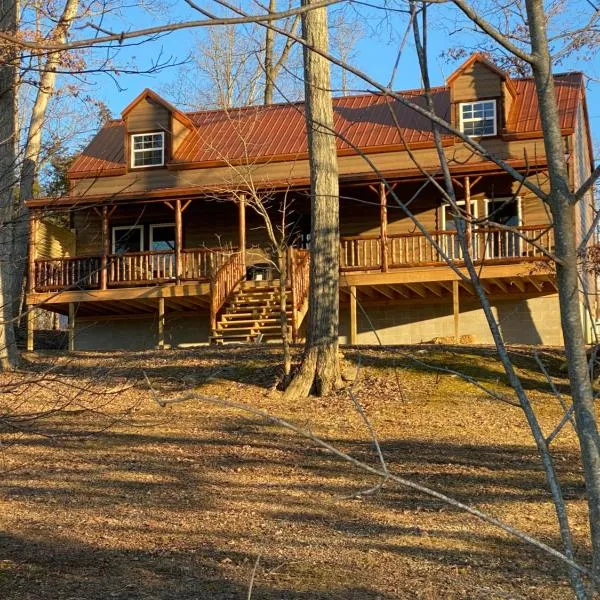 Lakeside Cabin Hot tub close to Ark Encounter, hotell sihtkohas Owenton