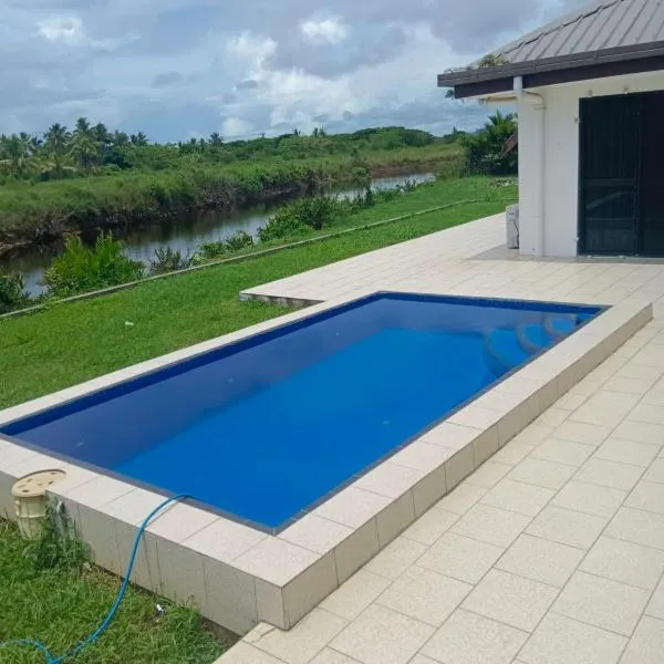 Large 4 bedroom villa with Pool in Sonaisali Nadi, hotell i Momi