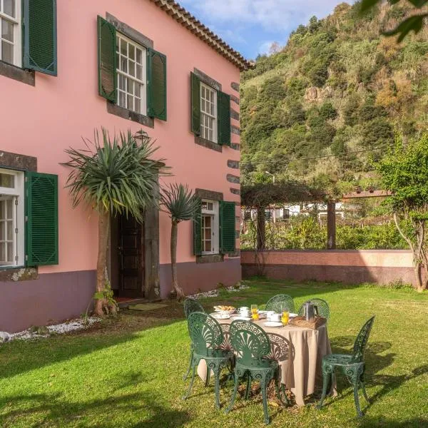 Casa da Fajã Alta with breakfast by An Island Apart, hotel di Arco de São Jorge