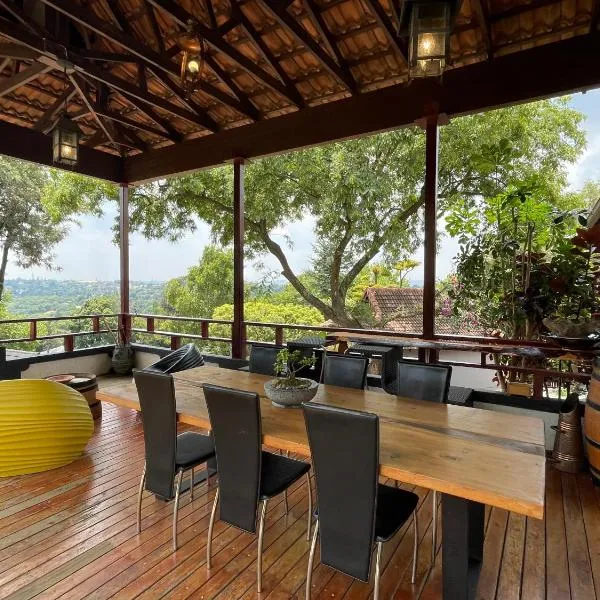 Oasis On Lily with OWN Pool, hotel em Joanesburgo