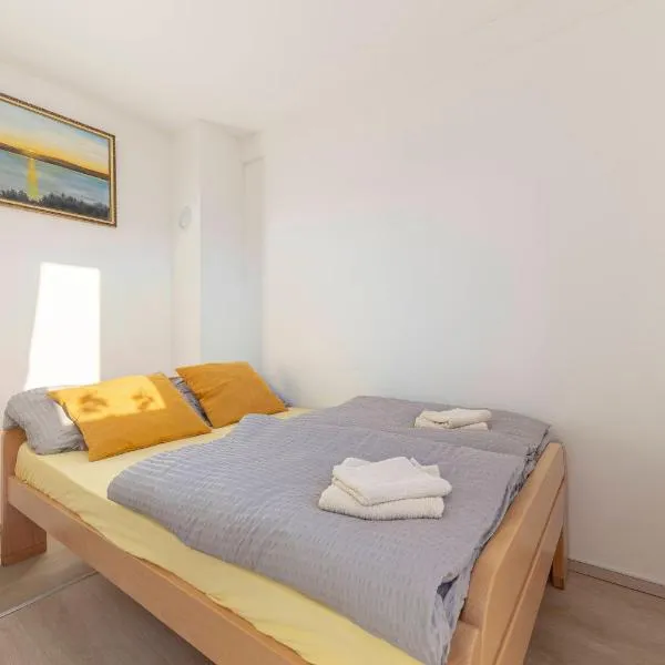 Zidanica med Trtami, hotel en Dvor