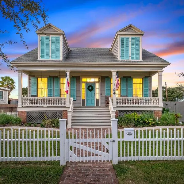 Historic 1871 Coastal Breeze with Heated Pool - Restoring Galveston, hotel v destinaci Galveston
