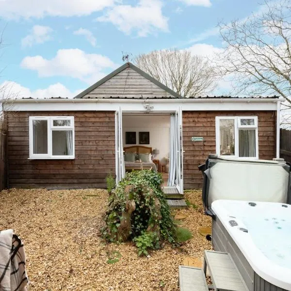 Meadow - Woodland Cottage with Private Hot Tub, khách sạn ở Blandford Forum