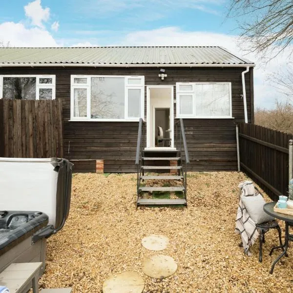 Dreamwood - Woodland Cottage with Private Hot Tub, hotel a Blandford Forum