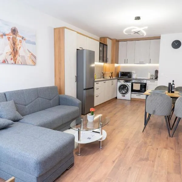 New Modern & Cozy apartment with FREE Private parking and EV charging station, hotelli kohteessa Ignatievo