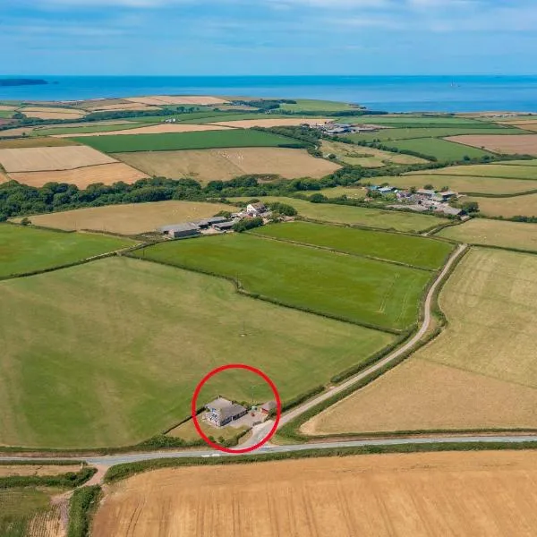 Coastal Bungalow Near Marloes with Log Burner and Garden, hotel en Dale