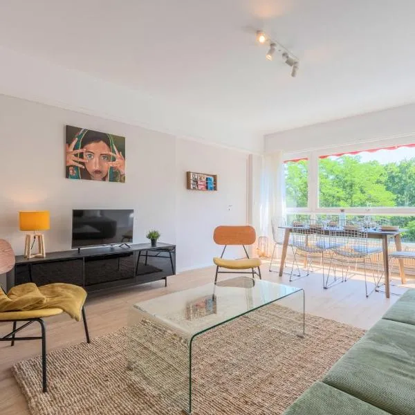 Spacious 3 bedroom apartment & private parking!, hotel v destinácii Lambersart