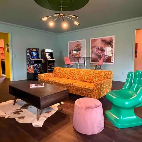 Chic 50s Time Capsule Downtown/OU Med/OK Capitol, Hotel in Oklahoma City