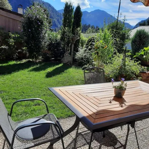 Ferienhaus-Ferienwohnung Weitblick mit Garten und malerischem Bergpanorama、オーバーアマガウのホテル