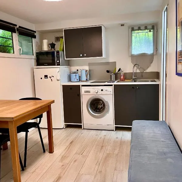 Appartement cosy, indépendant avec jardin, hotel in Meudon