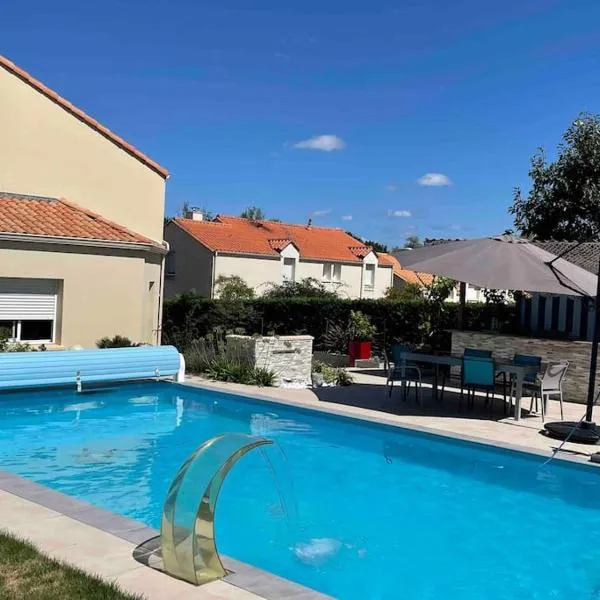 Charmant T1 privé avec vue et accès piscine, hotel di Le Loroux-Bottereau