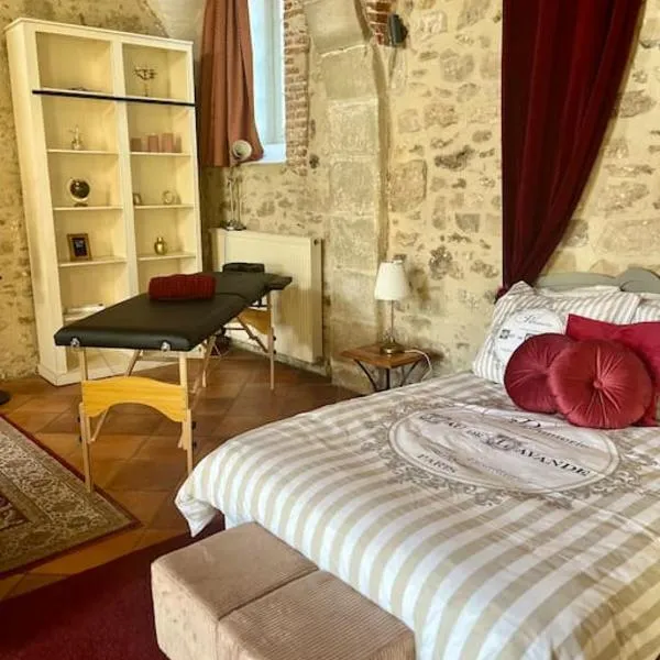 Cozy flat in castle near Fontainebleau - 10 min: Fleury-en-Bière şehrinde bir otel