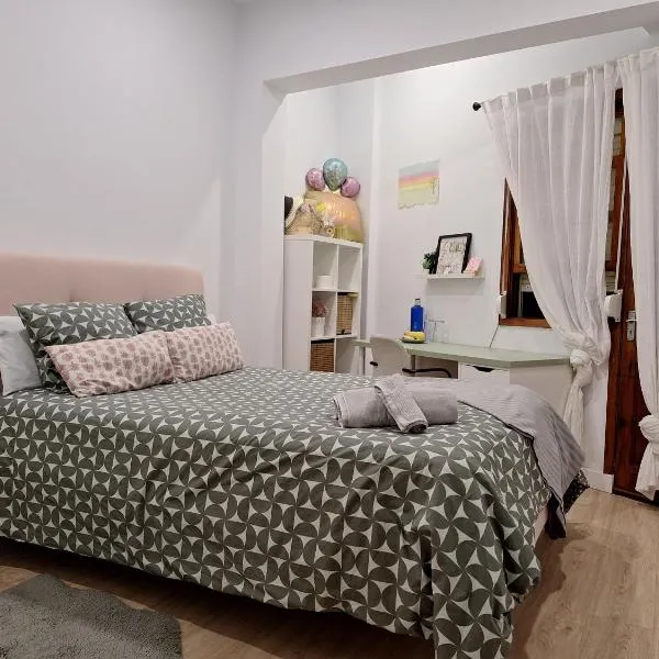 habitacion con baño compartido en casa con familia, hôtel à Santa Cruz de la Palma