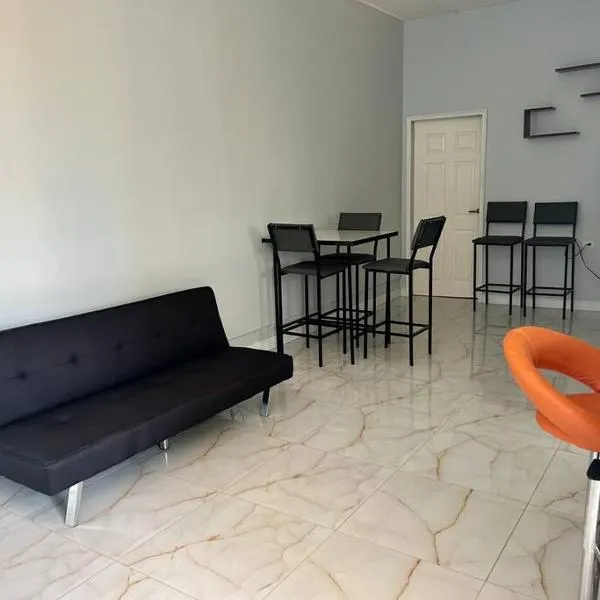 Piarco Airport Guest House, hotel en Arouca