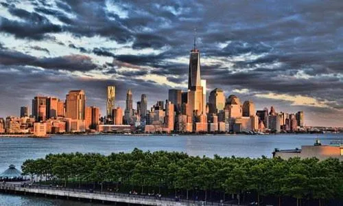 Cozy apartment with city skyline. Easy commute midtown Manhattan., hotel in Jersey City