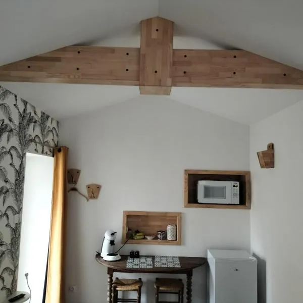 Logement entier 3 pièces et terrasse, hotel in Mazières-en-Gâtine