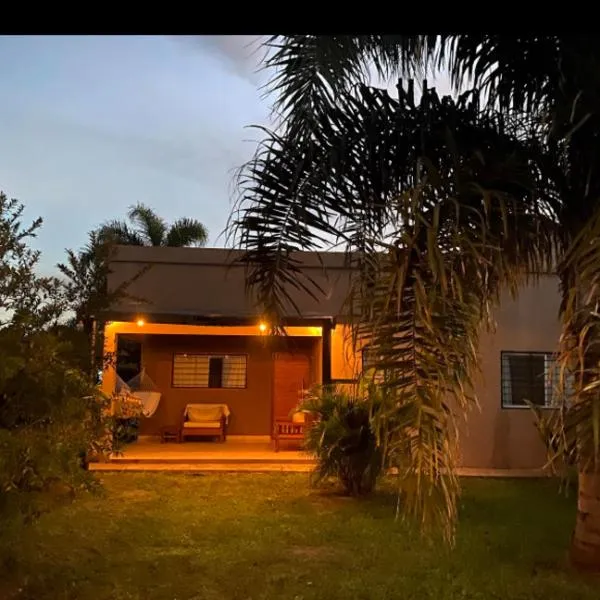 Casa a metros del río Paraná y próximo a los Esteros del Iberá, hotel in Ituzaingó