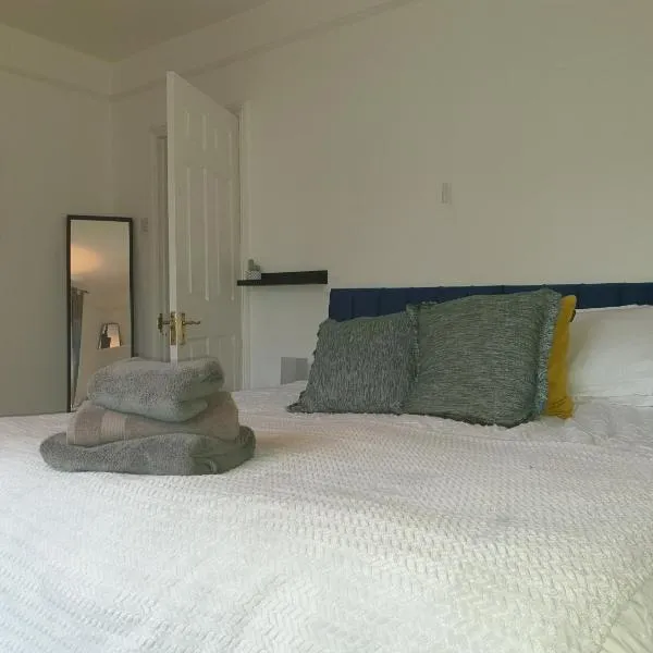 Mulberry House Excellent central location Courtyard garden 3 Bedrooms sleeps up to 6 Public parking in vicinty, hotel v destinaci Exeter