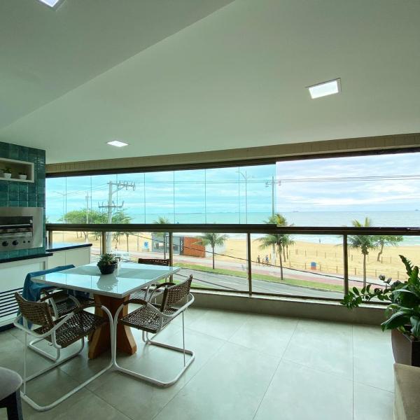 Apartamento De frente ao mar, linda varanda com churrasqueira